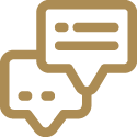voltino_icon_offene_feedbackkultur Zwei goldene Sprechblasen-Symbole mit Punkten und Linien auf transparentem Hintergrund.