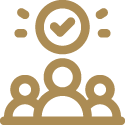 voltino_icon_teamkultur Drei Personen-Icons vor einem Häkchen-Symbol, braun, symbolisieren erfolgreiche Teamarbeit.